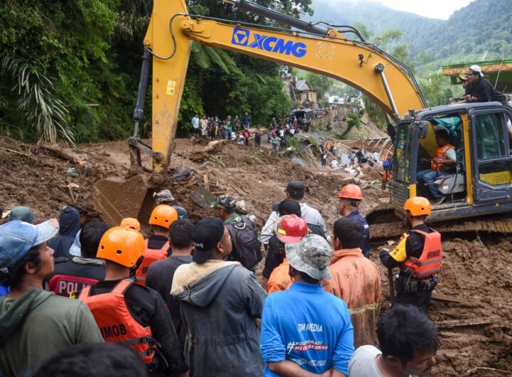 Tim SAR gabungan bersama warga melakukan upaya pencarian korban tanah longsor di Desa Semangat Gunung, Karo, Sumatera Utara, Minggu (24/11/2024). Foto: Fransisco Carolio/ANTARA FOTO