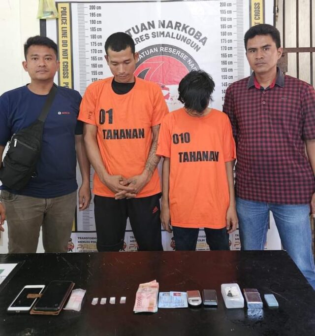 Tersangka baju orange dan Barang bukti diamankan. Foto: Humas Polres Simalungun.