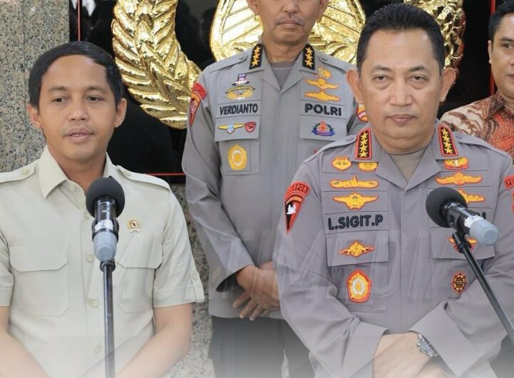 Kapolri Jenderal Polisi Drs. Listyo Sigit Prabowo, M.Si.,(kanan) menerima kunjungan Menteri Kehutanan Raja Juli Antoni, MA., Ph.D., (kiri) di Mabes Polri, pada Senin (04/11/2024). Foto: Humas Mabes Polri.