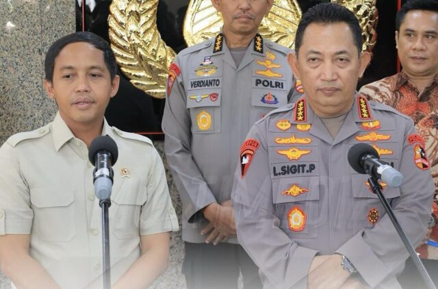 Kapolri Jenderal Polisi Drs. Listyo Sigit Prabowo, M.Si.,(kanan) menerima kunjungan Menteri Kehutanan Raja Juli Antoni, MA., Ph.D., (kiri) di Mabes Polri, pada Senin (04/11/2024). Foto: Humas Mabes Polri.