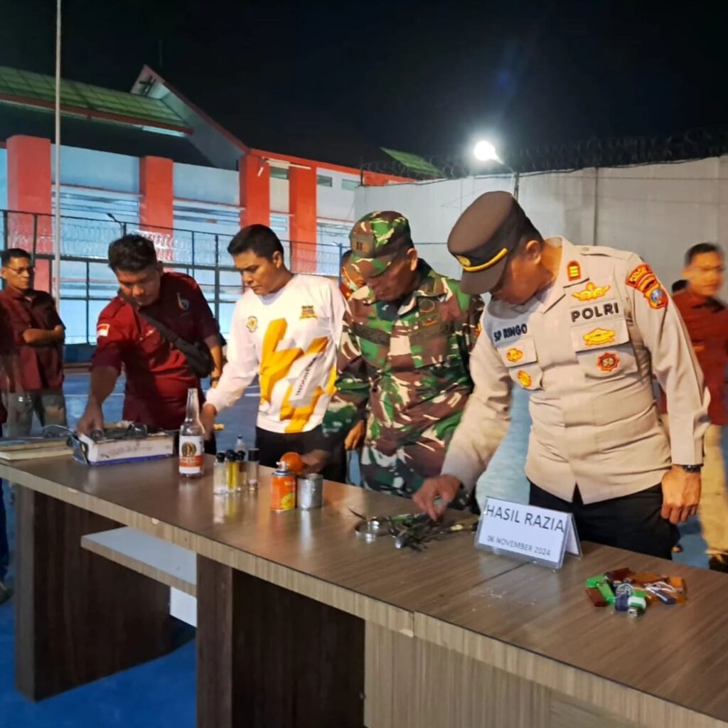 Polisi dari Polres Simalungun saat menunjukkan barang terlarang yang di temukan di dalam lapas Narkotika Kelas IIA Pematangsiantar, diduga ada botol miras. Foto: Humas Polres Simalungun.