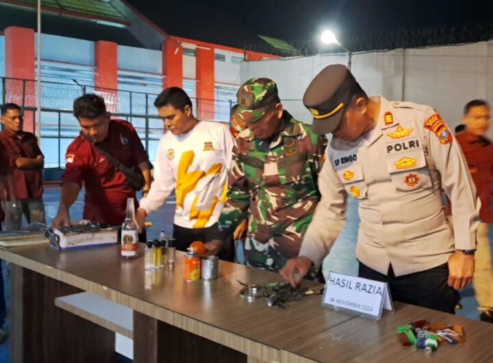 Polisi dari Polres Simalungun saat menunjukkan barang terlarang yang di temukan di dalam lapas Narkotika Kelas IIA Pematangsiantar, diduga ada botol miras. Foto: Humas Polres Simalungun.