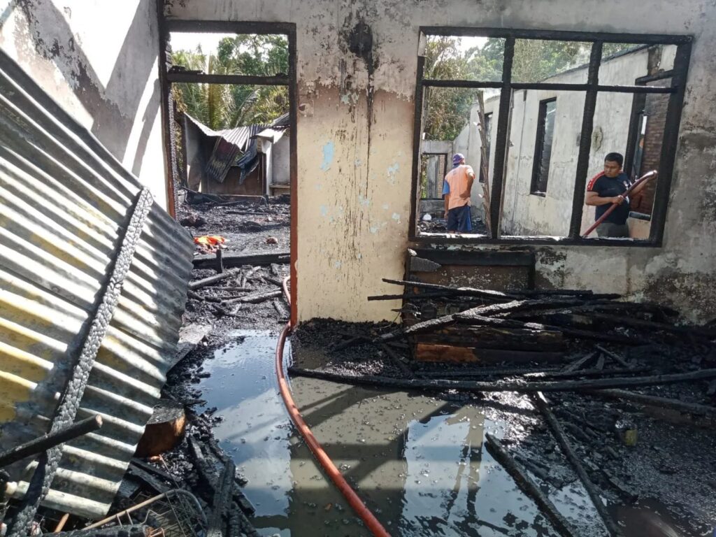 Salah satu rumah yang terbakar di Desa Jandimeriah, Kecamatan Tiganderket, Kabupaten Karo. Foto: Humas Polres Karo.