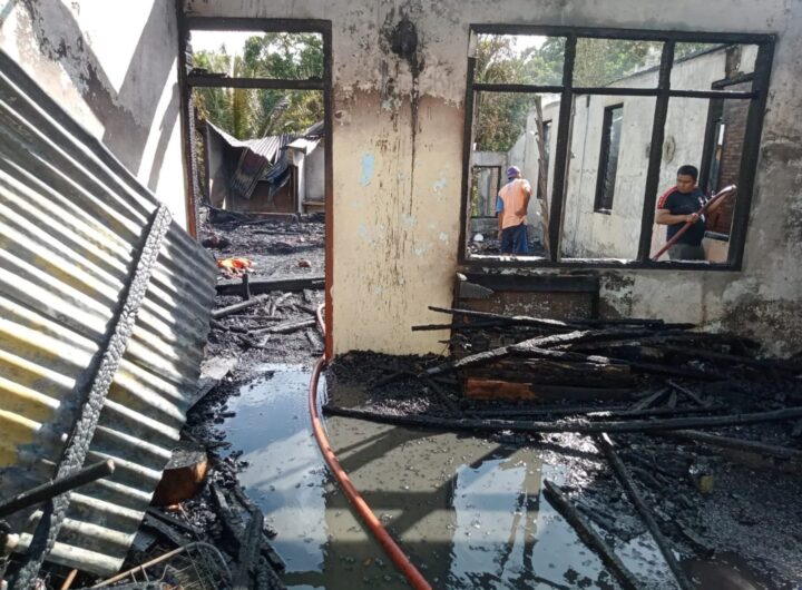 Salah satu rumah yang terbakar di Desa Jandimeriah, Kecamatan Tiganderket, Kabupaten Karo. Foto: Humas Polres Karo.