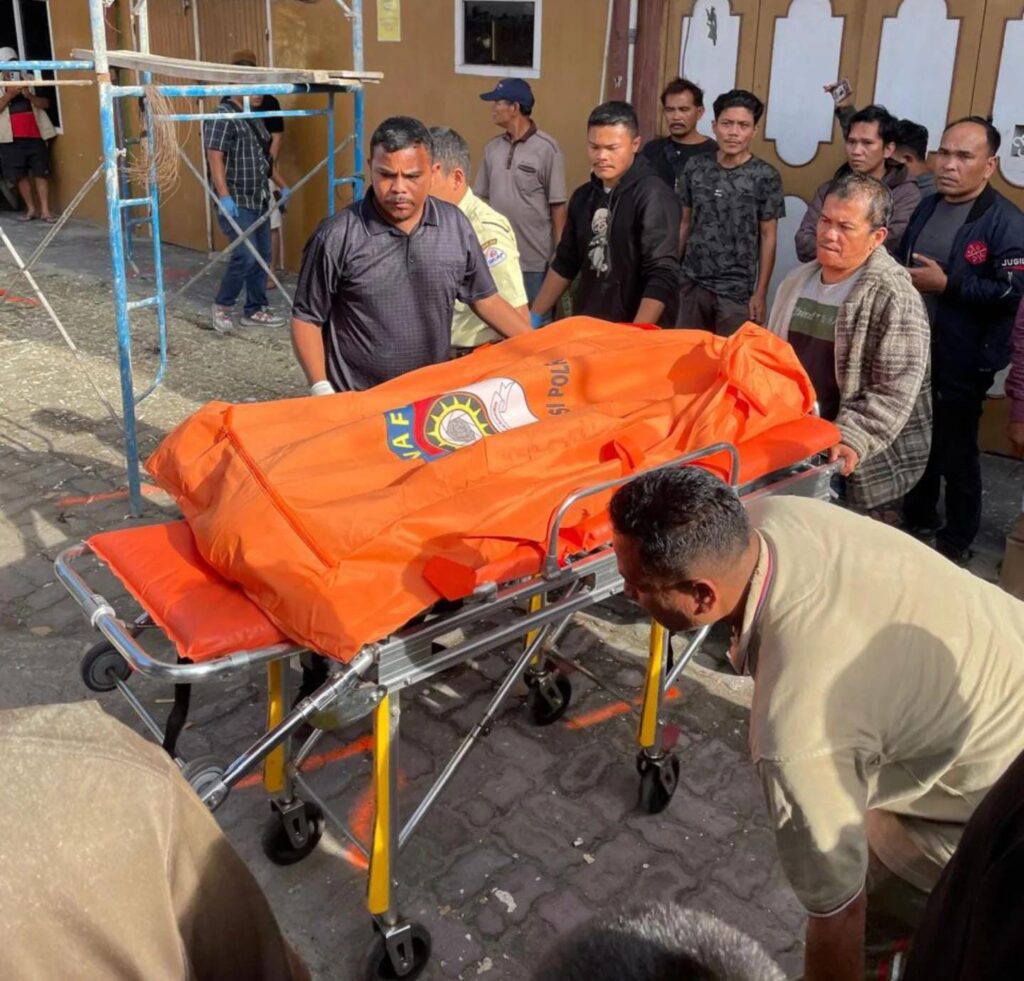Salah satu Korba Tersengat Listrik di Evakuasi Polres Tanah Karo. Foto: Dok. Humas Polres Tanah Karo.