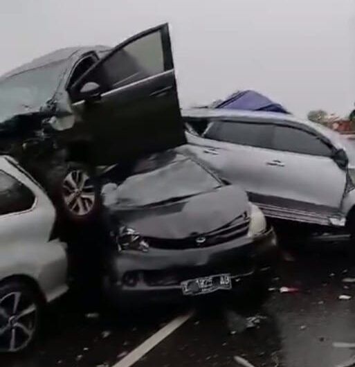 Kecelakaan beruntun di Tol Cipularang KM 91-92 arah Jakarta, Senin (11/11/2024). Foto: Dok. Istimewa