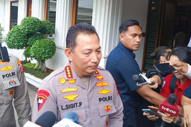 Kapolri Jenderal Listyo Sigit Prabowo usai rapat koordinasi dengan Menkopolkam, Jakpus, Senin (4/11/2024). Foto: Thomas Bosco/kumparan