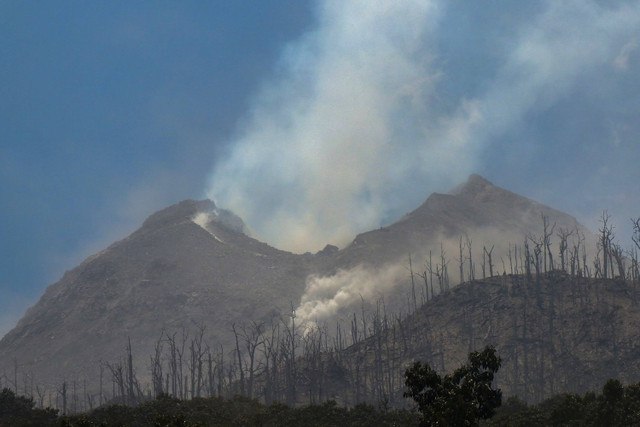 Kondisi usai erupsi Gunung Lewotobi Laki-Laki yang terlihat dari Desa Klatanlo, Kabupaten Flores Timur, Nusa Tenggara Timur, Senin (4/11/2024). Foto: ARNOLD WELIANTO / AFP