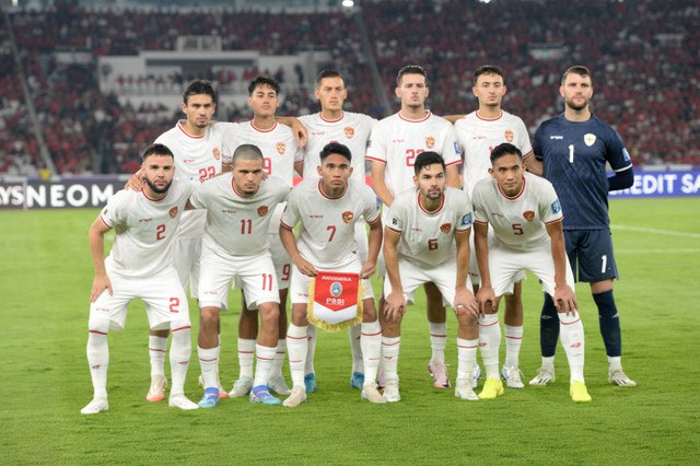 Pemain Timnas Indonesia berfoto sebelum melawan Timnas Australia dalam pertandingan Grup C putaran ketiga Kualifikasi Piala Dunia 2026 Zona Asia di Stadion Utama Gelora Bung Karno, Senayan, Jakarta, Selasa (10/9/2024). Foto: Hafidz Mubarak/ANTARA FOTO