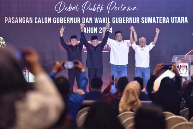 Dua paslon Pilgub Sumut pada debat perdana di Grand Mercure Hotel, Kota Medan, pada Rabu (30/10/2024). Foto: Dok. Istimewa