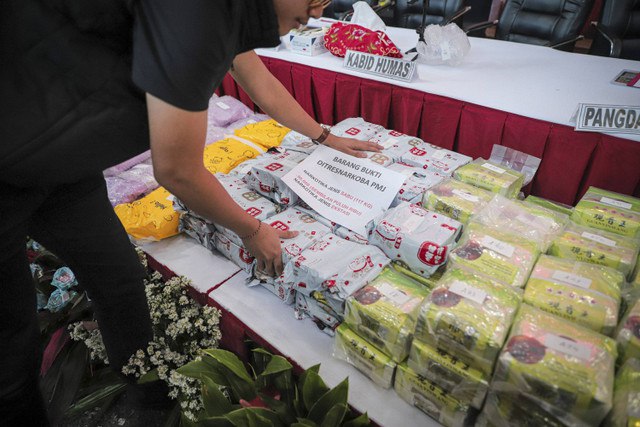 Petugas menata barang bukti yang ditunjukkan dalam konferensi pers terkait pengungkapan kasus peredaran gelap narkotika jenis sabu dan ekstasi di Polda Metro Jaya, Jakarta, Rabu (6/11/2024). Foto: Iqbal Firdaus/kumparan