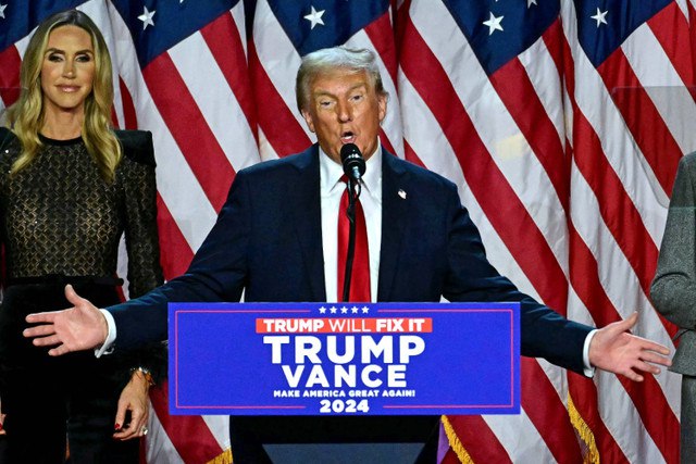 Calon presiden dari Partai Republik Donald Trump menyampaikan pidato kemenangan Pemilu AS 2024 di Palm Beach County Convention Center, West Palm Beach, Florida, AS, Rabu (6/11/2024). Foto: Jim Watson/AFP