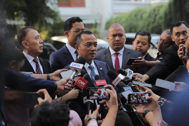 Prasetyo Hadi memberikan keterangan pers di kediaman pribadi presiden terpilih Prabowo Subianto di Jalan Kertanegara, Jakarta Selatan, Minggu (20/10/2024). Foto: Jamal Ramadhan/kumparan ADVERTISEMENT