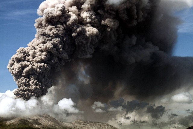 Gunung Lewotobi Laki-laki mengeluarkan asap vulkanik yang diabadikan dari di Desa Lewoingu, Kecamatan Titehena, Kabupaten Flores Timur, Provinsi Nusa Tenggara Timur, Kamis (7/11/2024). Foto: Mega Tokan/ANTARA FOTO