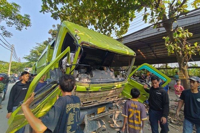 Kondisi truk bermuatan tanah yang dirusak warga di jalan Salembaran, Teluknaga, Kabupaten Tangerang, Banten, Kamis (7/11/2024). Foto: Azmi Samsul Maarif/ANTARA