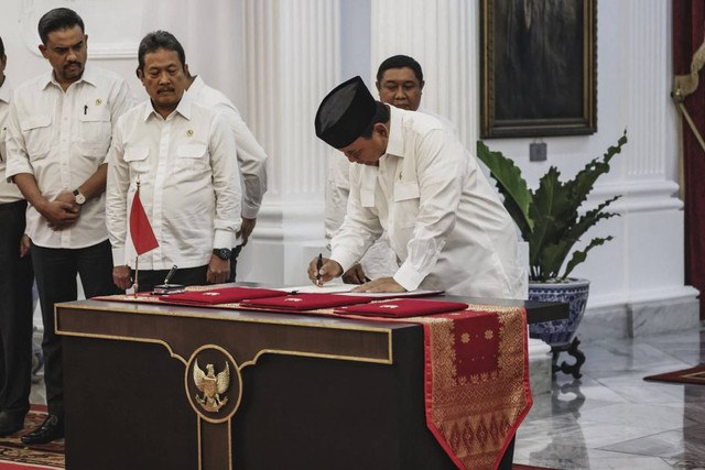 Presiden Prabowo Subianto menandatangani Peraturan Pemerintah (PP) Nomor 47 Tahun 2024 tanggal 5 November 2024 tentang penghapusan piutang macet bagi Usaha Mikro, Kecil, dan Menengah (UMKM). Foto: Instagram/ @presidenrepublikindonesia