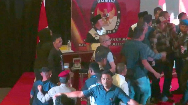 Debat Cabup Tapanuli Tengah sempat ricuh, Jumat (8/11). Foto: Dok. YouTube KPU Kabupaten Tapanuli Tengah