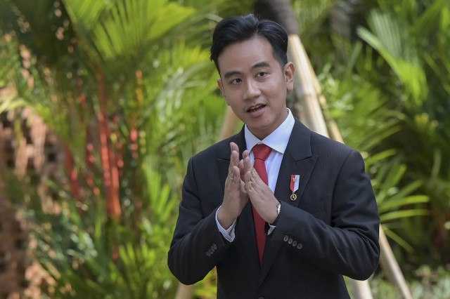 Gibran Rakabuming Raka berjalan keluar usai menjalani pertemuan dengan Perdana Menteri Singapura Lawrence Wong di Plataran Hutan Kota, Senayan, Jakarta, Rabu (6/11/2024). Foto: Fauzan/ANTARA FOTO