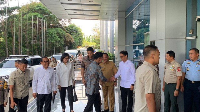 Wapres Gibran Rakabuming Raka tiba di Graha Badan Nasional Penanggulangan Bencana (BNPB) membahas bencana alam erupsi Gunung Lewotobi Laki-laki pada Selasa (12/11/2024). Foto: Luthfi Humam/kumparan