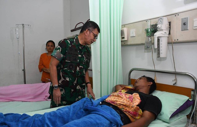 Pangdam I/BB, Letjen TNI Mochammad Hasan, membesuk delapan korban keributan oknum TNI AD dengan warga masyarakat di Desa Selamat, Kecamatan Biru-Biru, Kabupaten Deli Serdang, Sumatera Utara, yang kini dirawat di RST Putri Hijau Medan,Senin (11/11/2024). Dok. Pendam I/BB