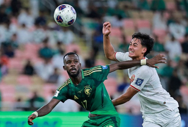 Penyerang Timnas Indonesia Rafael Struick berduel dengan pemain Arab Saudi Hassan Tambakti dalam pertandingan ronde tiga di King Abdullah Sports City, Jeddah, Arab Saudi, Jumat (6/8/2024). Foto: Stringer/Reuters