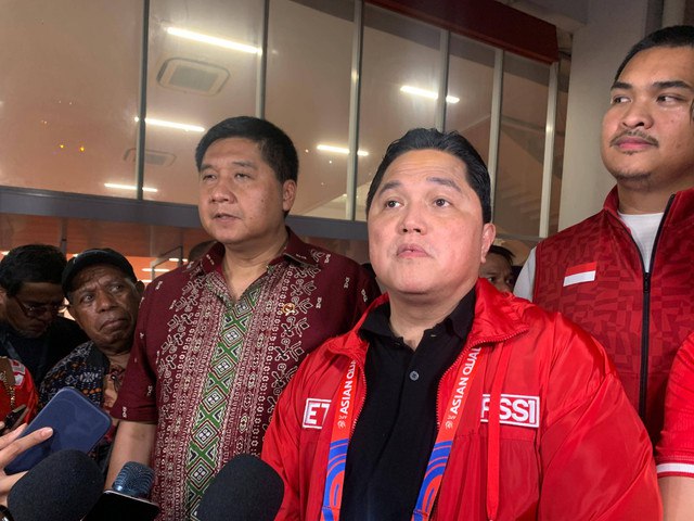 Ketum PSSI, Erick Thohir, dijumpai wartawan usai Timnas Indonesia vs Jepang di Stadion Utama GBK, Jakarta, dalam lanjutan Ronde 3 Kualifikasi Piala Dunia pada Jumat (15/11). Foto: Aji Nugrahanto/kumparan