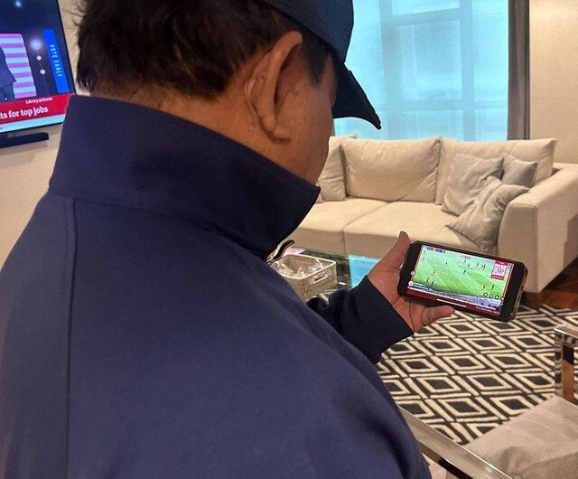 Presiden Prabowo Subianto menonton pertandingan Timnas Indonesia melawan Timnas Jepang di Peru lewat handphone. Foto: Instagram.com/prabowo