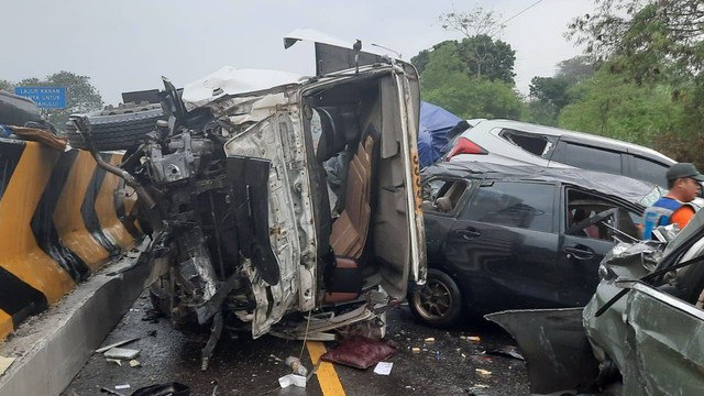 Kecelakaan beruntun di Tol Cipularang KM 91-92 arah Jakarta, Senin (11/11/2024). Foto: Kainduk PJR Tol Cipularang.