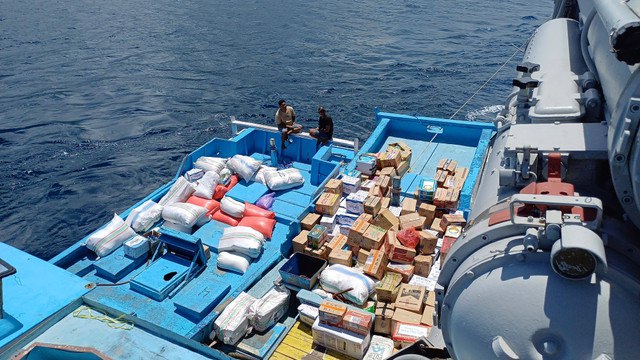 TNI AL salurkan ratusan logistik bantuan kemanusiaan untuk korban Erupsi Gunung Lewotobi Laki-laki, NTT, di atas KRI Ahmad Yani-351 (KRI AMY-351), Minggu (17/11/2024). Foto: Dispenal