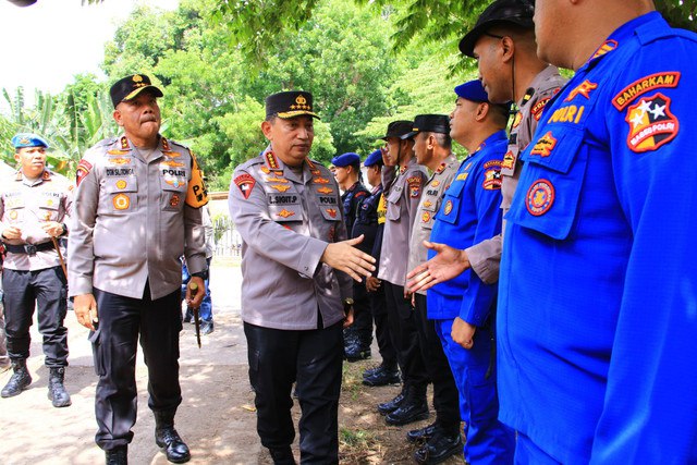 Kapolri Jenderal Pol Listyo Sigit Prabowo didampingi Kapolda NTT Irjen Pol. DTM Silitonga menyapa personel yang bertugas di posko pengungsian bencana erupsi Gunung Lewotobi Laki-laki di Nusa Tenggara Timur (NTT) pada Senin (18/11/2024). Foto: Divisi Humas Polri