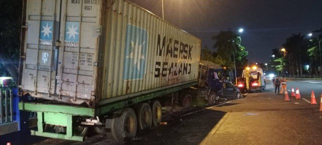 Truk kontainer alami rem blong di exit Tol Tanjung Mulia, Kota Medan, pada Jumat (22/11). Foto: Dok Polres Belawan