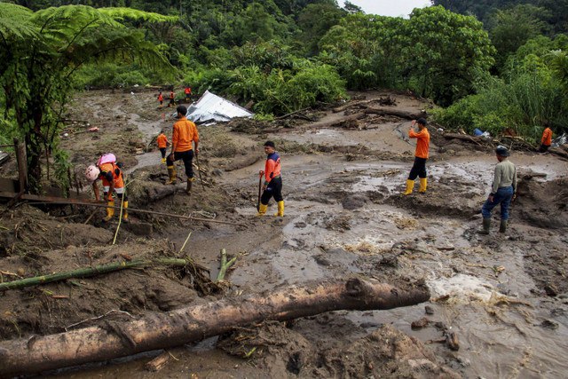 Petugas BPBD Deli Serdang melakukan pencarian korban yang hilang akibat banjir bandang di Dusun II, Desa Martelu, Kecamatan Sibolangit, Kabupaten Deli Serdang, Sumatera Utara, Minggu (24/11/2024). Foto: Yudi