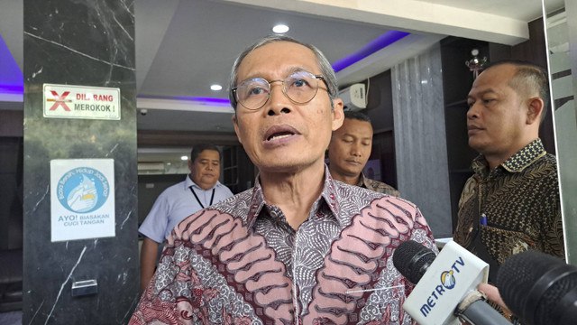 Pimpinan KPK Alex Marwata menjawab pertanyaan awak media saat memenuhi panggilan Polda Metro Jaya di Jakarta, Kamis (15/10/2024) Foto: Thomas Bosco/kumparan