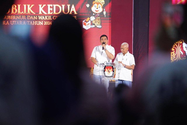 Pasangan calon nomor urut 01 Bobby Nasution dan Surya saat Debat Pilgub Sumatera Utara 2024 di Santika Dyandra Hotel, Kota Medan, Rabu (6/11/2024). Foto: Dok. Istimewa