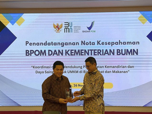 Penandatanganan Nota Kesepahaman BPOM dan Kementerian BUMN oleh Kepala BPOM Taruna Ikrar dan Menteri BUMN, Erick Thohir di Kantor BPOM, Jakarta, pada Selasa (26/11/2024). Foto: Ghifari/kumparan