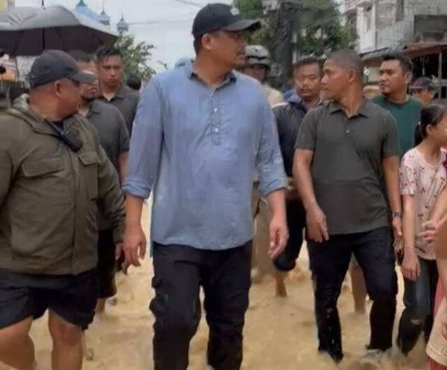 Bobby Nasution memantau kondisi banjir yang terjadi di Kota Medan, Rabu (27/11/2024). Foto: Tri Vosa/kumparan