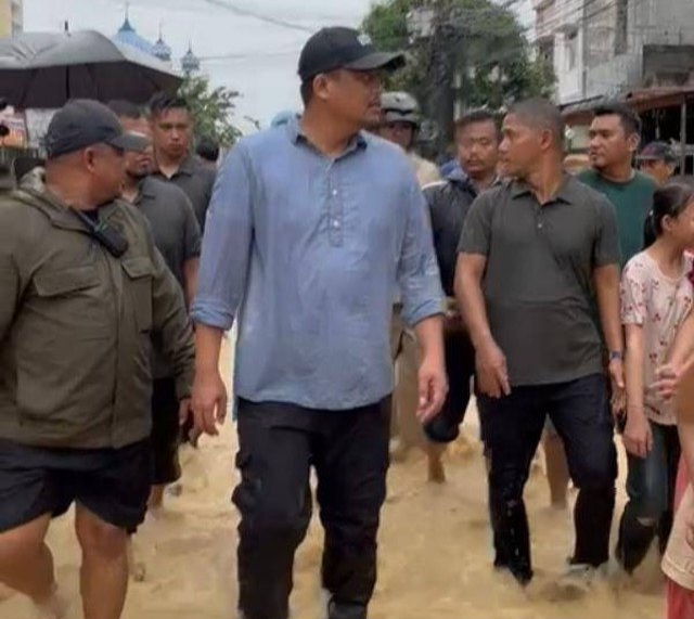 Bobby Nasution memantau kondisi banjir yang terjadi di Kota Medan, Rabu (27/11/2024). Foto: Tri Vosa/kumparan