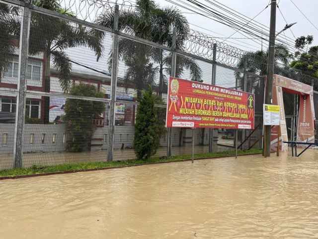 Kondisi banjir di kawasan Tanjung Gusta, Medan, Rabu (27/11/2024). Foto: Tri Vosa/kumparan