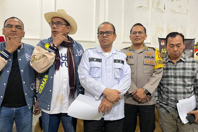 Konferensi pers KPU Sumut terkait jumlah TPS terdampak imbas banjir hingga longsor, Rabu (27/11/2024). Foto: Tri Vosa/kumparan