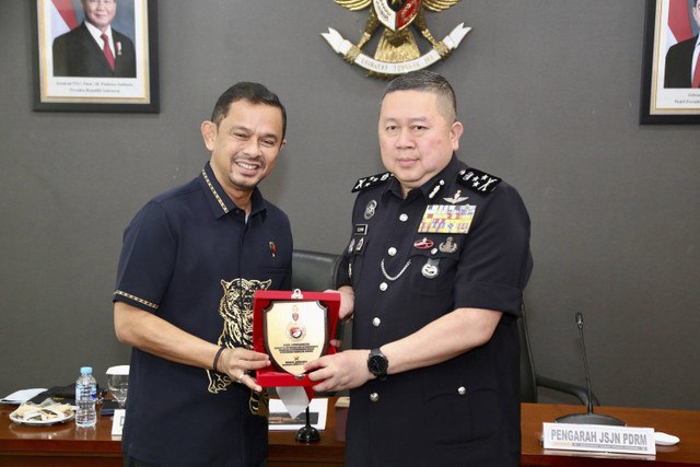 Direktorat Tindak Pidana Narkoba Bareskrim Polri bertemu dengan perwakilan Jabatan Siasatan Jenayah Narkotik Polis Di Raja Malaysia di Mabes Polri, Kamis (28/11/2024). Foto: Dok. Ditipid Narkoba Bareskrim Polri