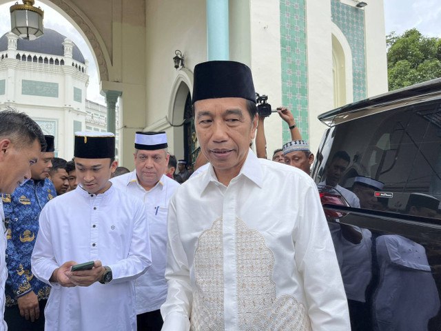 Presiden ke-7 RI Joko Widodo di Masjid Raya Al Mashun, Kota Medan, pada Jumat (29/11/2024). Foto: Tri Vosa Fabiola Ginting/kumparan