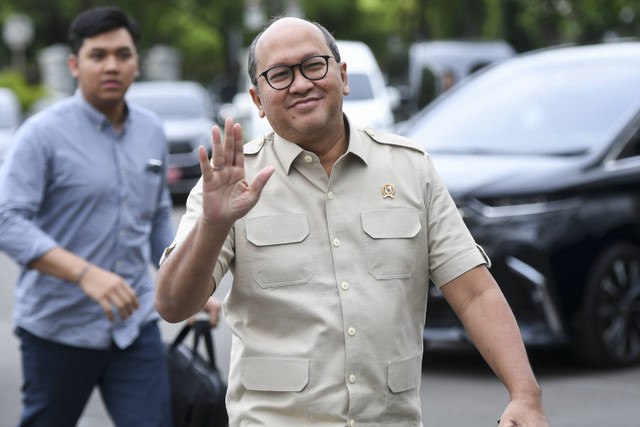 Menteri Investasi dan Hilirisasi/Kepala BKPM Rosan Perkasa Roeslani bersiap mengikuti rapat yang dipimpin Presiden Prabowo Subianto di Kompleks Istana Kepresidenan, Jakarta, Senin (25/11/2024). Foto: Hafidz Mubarak A/Antara Foto