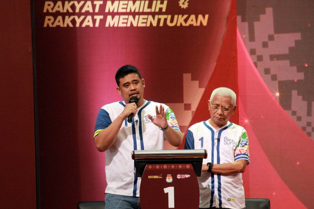 Paslon nomor urut 01 Bobby Nasution dan Surya mengikuti Debat Ketiga Pilgub Sumatera Utara 2024 di Tiara Convention Center, Kota Medan, Rabu (13/11/2024). Foto: Yudi Manar/ ANTARA FOTO