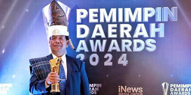 Dalam kepemimpinannya sebagai Bupati Simalungun Periode 2019 – 2024, Radiapoh Hasiholan Sinaga (RHS) Pernah menerima Pemimpin Daerah Awards 2024. Foto: Dok. Istimewa.