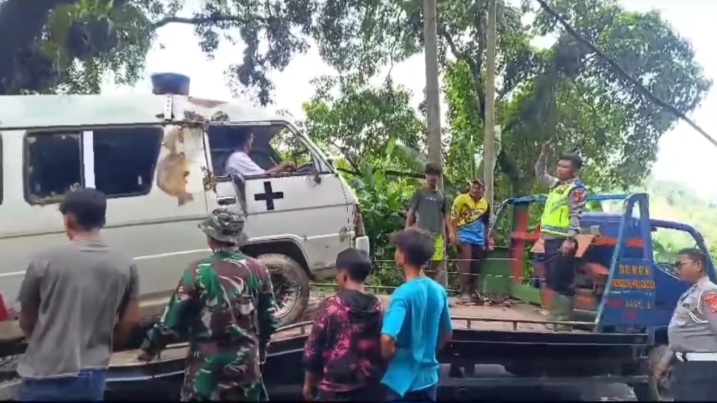 Tim Gabungan saat mengevakuasi Kendaraan yang terdampak Longsor di Sembahe, Karo. Foto: Dok. Polda Sumut.