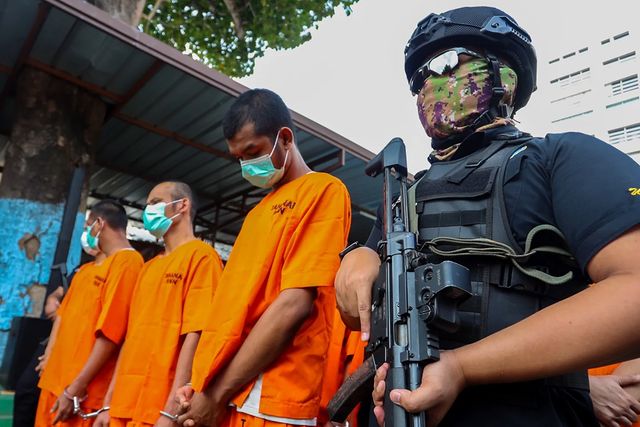 Sejumlah tersangka diamankan. Foto: Biro Humas BNN RI.