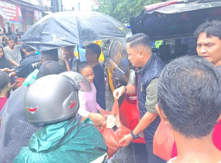 Tim URC Polrestabes Medan saat menyalurkan Bantuan. Foto: Instagram Polsek Sunggal