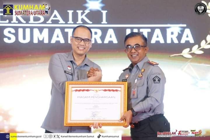 (kanan) Kakanwil Kemenkumham Sumatera Utara Anak Agung Gde Krisna saat menerima penghargaan dari Menteri Hukum yang diserahkan Oleh Kepala Badan Strategi Kebijakan Hukum. Foto: Dok Kanwil Kemenkumham sumut