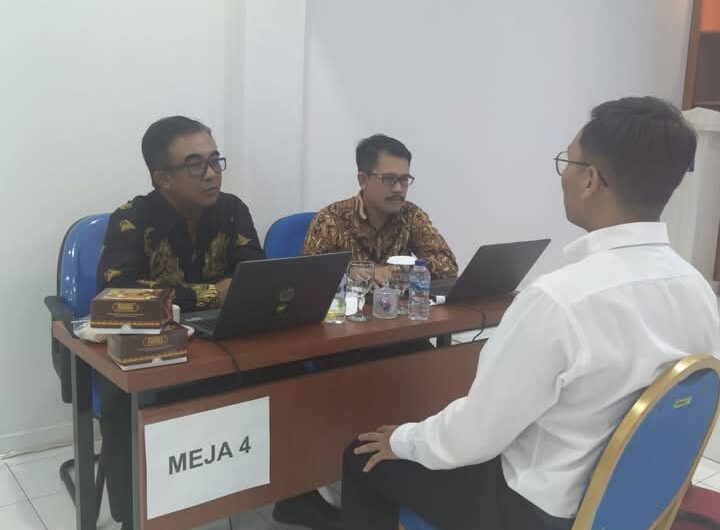 Kiri) Kepala Kantor Wilayah Kemenkumham Sumatera Utara Agung Krisna saat melakukan Wawancara kepada peserta Seleksi SKB CPNS Kemenkumham Wilayah Sumatera Utara. Foto: Dok. Kanwilkemenkumham Sumut.