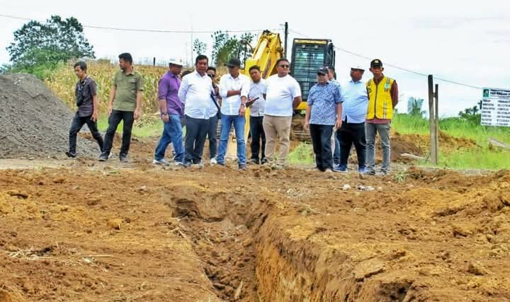 Bupati Simalungun Radiapoh Hasiholan Sinaga didampingi Kepala Dinas PUTR Hotbinson Damanik meninjau progres pembangunan Stadion Mini Simalungun. Foto: Dok. Pemkab Simalungun.